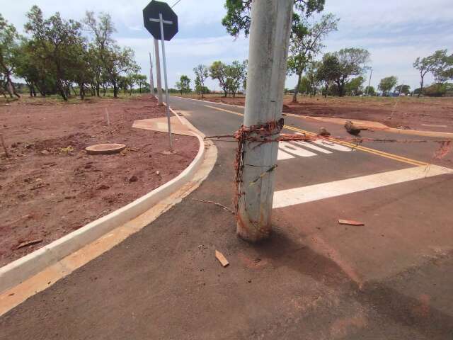 Postes de energia s&atilde;o instalados no meio de rua no bairro Tijuca