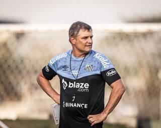 Técnico Diego Aguirre observa treino no Santos (Foto: Raul Baretta/Santos FC)