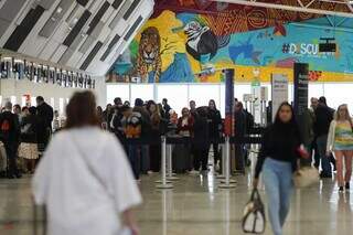 Movimento no aeroporto da Capital nesta quarta-feira (Foto: Henrique Kawaminami)