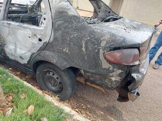 O veículo, modelo Fiat Siena, ficou completamente destruído após incêndio (Foto: Arquivo pessoal)