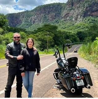 Paulo Calderan e a filha Lara, de 13 anos, ao lado da Harley Davidson. (Foto: Arquivo pessoal)