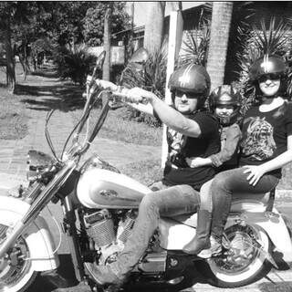 Clique antigo de Paulo com sua filha Yasmin e a esposa numa moto que já teve. (Foto: Arquivo pessoal)