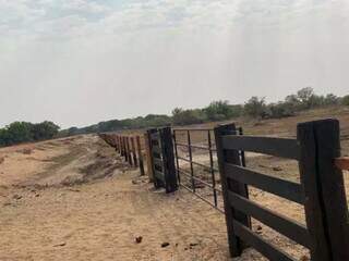 Cerca construída pelo proprietário da fazenda (Foto/Reprodução)