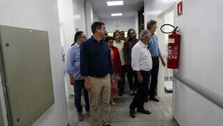 Eduardo Riedel (PSDB) guia comitiva em &#34;passeio&#34; pelo hospital (Foto: Alex Machado)