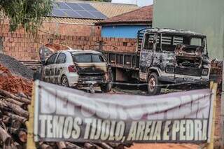 Veículos foram destruídos pelas chamas. (Foto: Marcos Maluf)