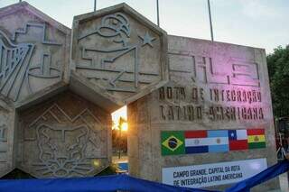 Em formato de colméias, símbolos do monumento representam a Argentina, Brasil, Chile e Paraguai. (Foto: Juliano Almeida)