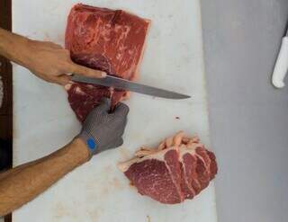 Corte de carne sendo preparado para compra. (Foto: Osmar Daniel Veiga)