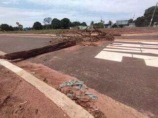 Postes de energia s&atilde;o instalados no meio de rua no bairro Tijuca