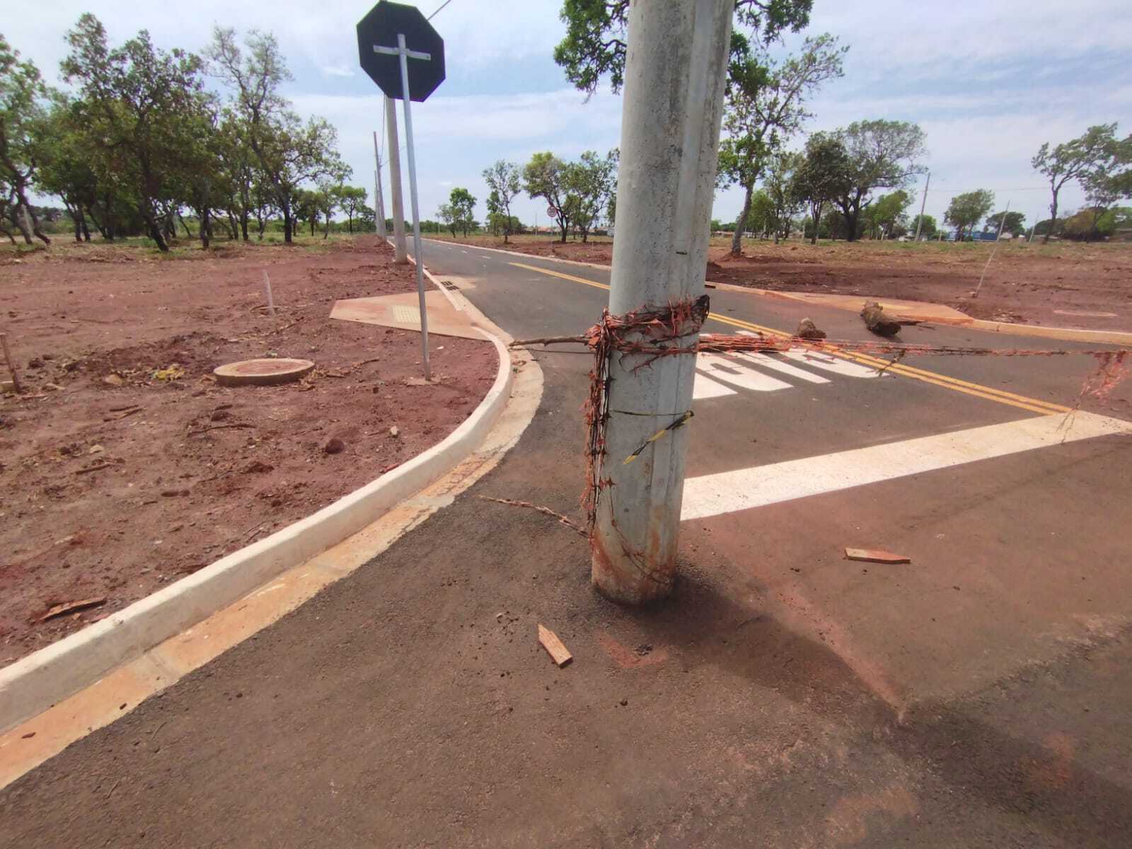 Postes De Energia S O Instalados No Meio De Rua No Bairro Tijuca