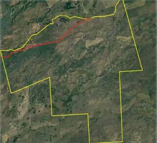 Na linha vermelha, a MS-243 que divide a área da fazenda, localizada em Corumbá (Foto/Reprodução)