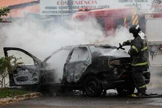 O carro foi destruído pelo fogo (Foto: Henrique Kawaminami)