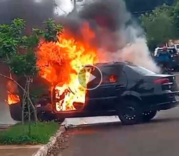 Carro fica destruído ao pegar fogo em garagem no Santo Amaro