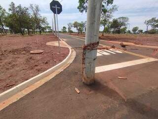 Postes de energia s&atilde;o instalados no meio de rua no bairro Tijuca