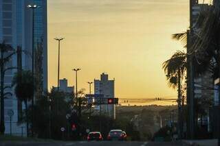 Sol começa a aparecer nos altos da Avenida Afonso Pena, na Capital (Foto: Henrique Kawaminami)