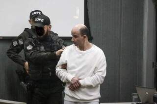 Adilson, acompanhado pelos policiais, chegando para ser julgado (Foto: Marcos Maluf) 