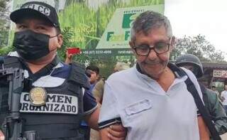 De branco, José Cláudio Arantes escoltado por policiais bolivianos na fronteira com Corumbá (Foto: Divulgação)