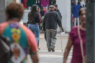 Idoso, de bengala, caminhando na Rua 14 de Julho, em Campo Grande (Foto: Marcos Maluf)