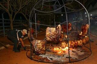 1º Festival Internacional da Carne começou sexta-feira no Parque de Exposições Laucídio Coelho. (Foto: Paulo Francis)