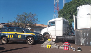 Entorpecente e veículo utilizado para o transporte. (Foto: Reprodução/PRF)