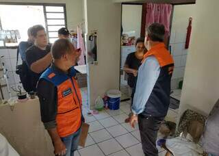 Governador visitou apartamentos de residencial que foi destelhado com a passagem do temporal (Foto: Diário Corumbaense)