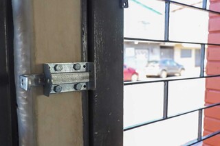 Comerciante colocou grades em suas portas (Foto: Henrique Kawaminami)