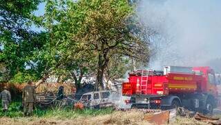 Corpo de Bombeiros tentar apagar chamas em terreno baldio, no Jardim Itamaracá (Foto: Alex Machado)