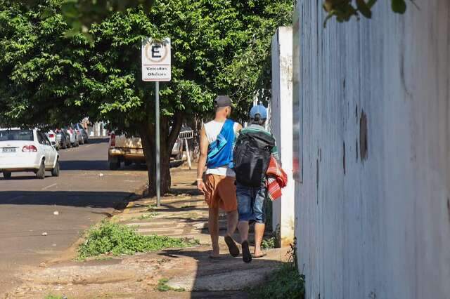 Em rua do Centro, lixo e urina incomodam moradores h&aacute; meses