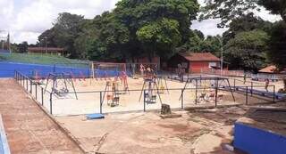 Crianças podem brincar à vontade no parquinho do Tênis Clube. (Foto: Divulgação)