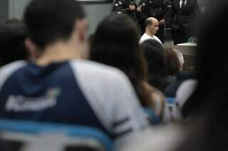 Adilson Ocampos (ao fundo) é julgado por tentativa de feminicídio. (Foto: Marcos Maluf)