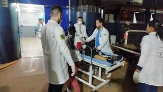 Equipe médica do Hospital da Vida realiza primeiros socorros em Flávio. (Foto: Adilson Domingos)