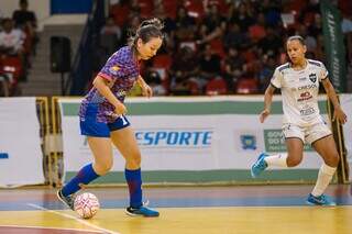 Jogadora Serc UCDB domina a bola em partida da Liga de Futsal (Foto: Maurício Moreira/CBFS)