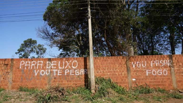 Ao lado do terreno, muro é pixado com ameaças de autoria desconhecida (Foto: Alex Machado)
