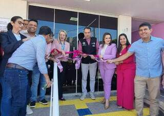 Prefeita Adriane Lopes e secretário de Saúde, Sandro Benites, inauguram centro junto ao vereador Roberto Avelar, o &#34;Beto&#34; (PSD), a secretária adjunta de Saúde, Rosana Leite, e a subsecretária de Políticas para Mulheres, Carla Stephanini. (Foto: Jaqueline Oliveira)