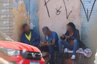 Com cobertas e mochilas moradores de rua passam dia e noite na Av. Calógeras (Foto: Henrique Kawaminami)