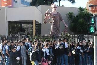 Grupo de alunos em frente ao Tribunal do Júri, em Campo Grande. (Foto: Marcos Maluf)