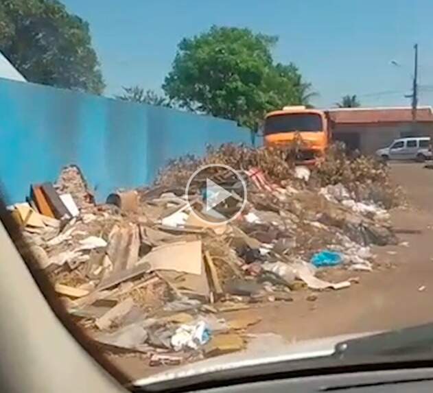 Lixo em calçada de escola invade rua e deixa moradora indignada