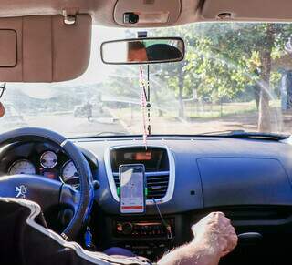 Motorista faz corrida por aplicativo da Uber (Foto: Henrique Kawaminami)
