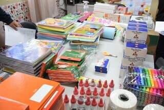 Kits escolares a serem distribuídos aos alunos (Foto: Divulgação)