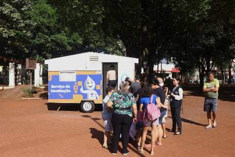 Em dia de campanha nacional, pais levam filhos para vacinar na Praça Ary Coelho