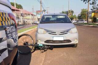 Bicicleta parou embaixo do carro após batida nesta manhã (Foto: Paulo Francis)