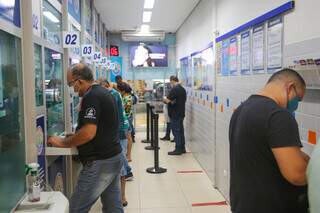 Apostadores em uma lotérica de Campo Grande (Foto: Paulo Francis/Arquivo)