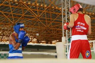 Atletas disputando luta de boxe no Parque Ayrton Senna em 2021 (Foto: Kísie Ainoã/Arquivo)