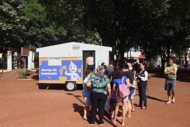 Em dia de campanha nacional, pais levam filhos para vacinar na Pra&ccedil;a Ary Coelho