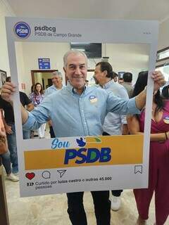 Ex-governador se diverte ao posar para foto durante convenção do partido (Foto: PSDB/Divulgação)