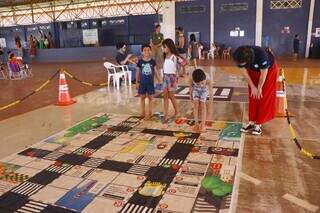 Monitores do Detran-MS oferecem atividade educativa para crianças, em ginásio poliesportivo do Jacques da Luz, na Moreninha III (Foto: Paulo Francis)