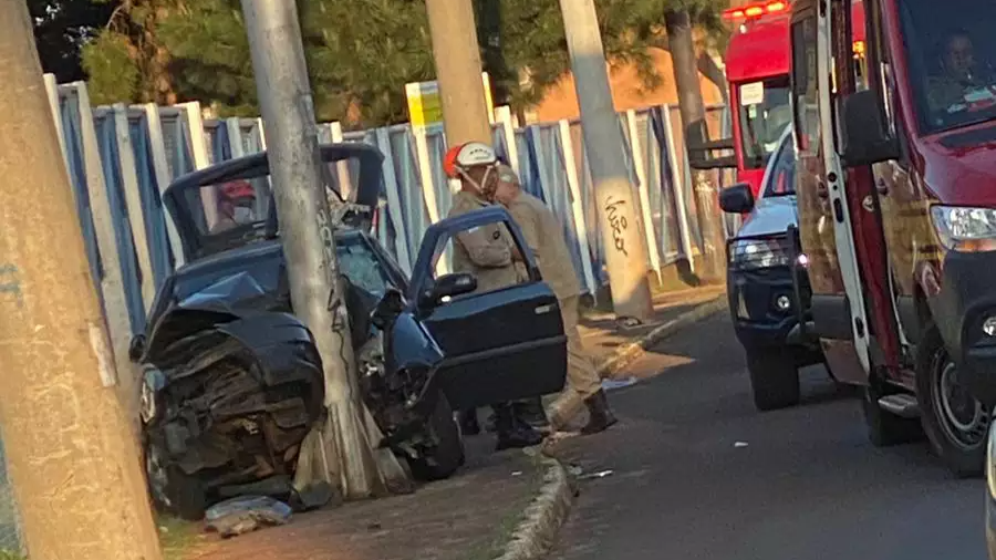 Motorista dorme ao volante e destrói carro ao bater em poste