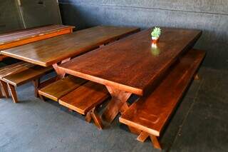 Mesas com bancos de madeiras estão com descontos. (Foto: Paulo Francis)
