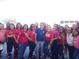 Beto Pereira tira foto com mulheres do partido (Foto: Caroline Maldonado)