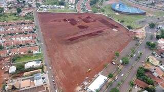 Pista de caminhada da Orla Morena &eacute; desviada para obra de residencial avan&ccedil;ar 