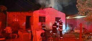 Bombeiros atuam para conter as chamas de residência (Foto: Divulgação)